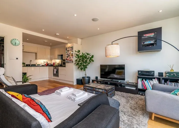Bright & Spacious Battersea Flat